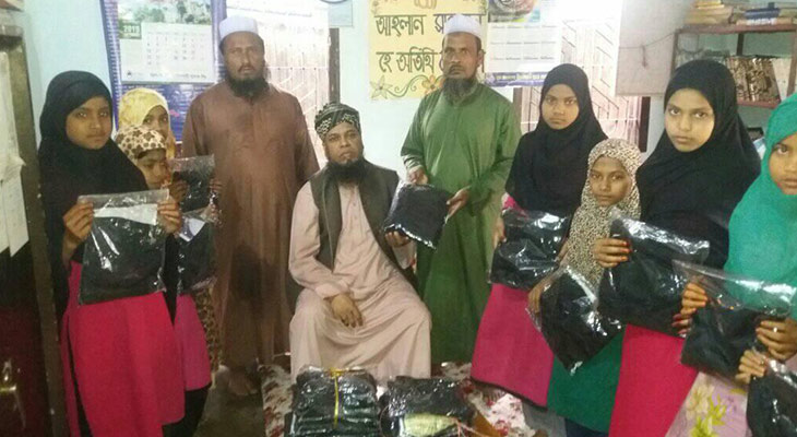 কৃতী ছাত্রীদের পুরস্কার ও হাদিয়া প্রদান